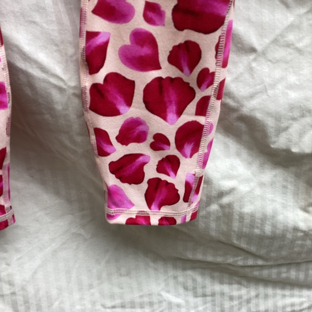 Fabletics Powerhold Heart Petal Pattern Leggings in Pink and Red, size XS - Picture 6 of 7